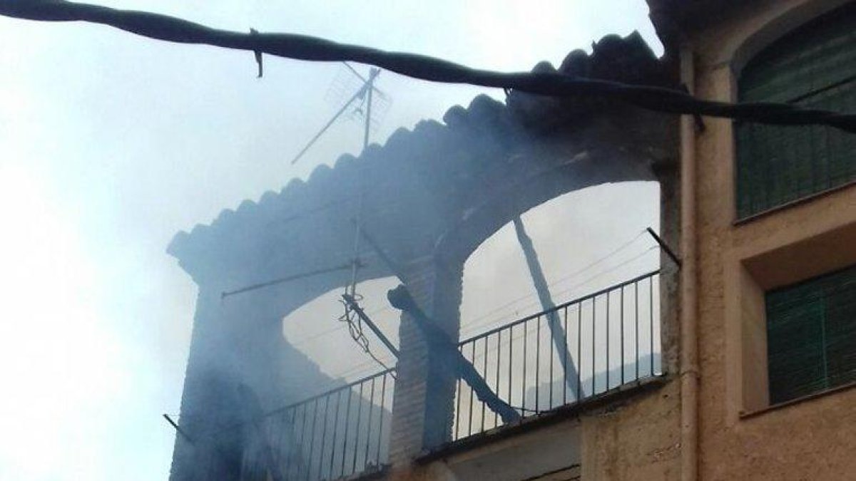 Un incendio en una casa en la Bisbal de Falset moviliza cinco dotaciones de Bombers