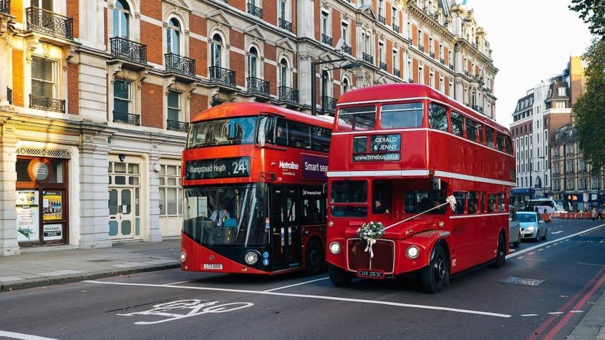 Encuentra 300.000 libras en un bus en Londres y las devuelve a la policía