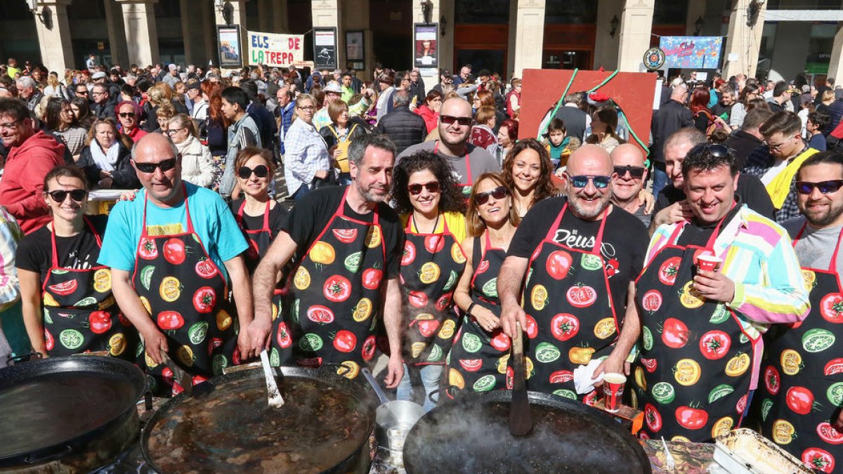 Una treintena de grupos cocinan el Carnaval desde la plaza Prim