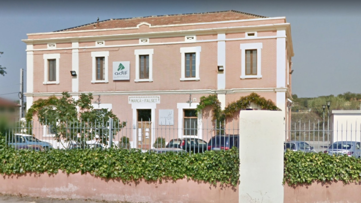 Cortan la catenaria en la estación de Marçà por un vagón de carbón que echaba humo