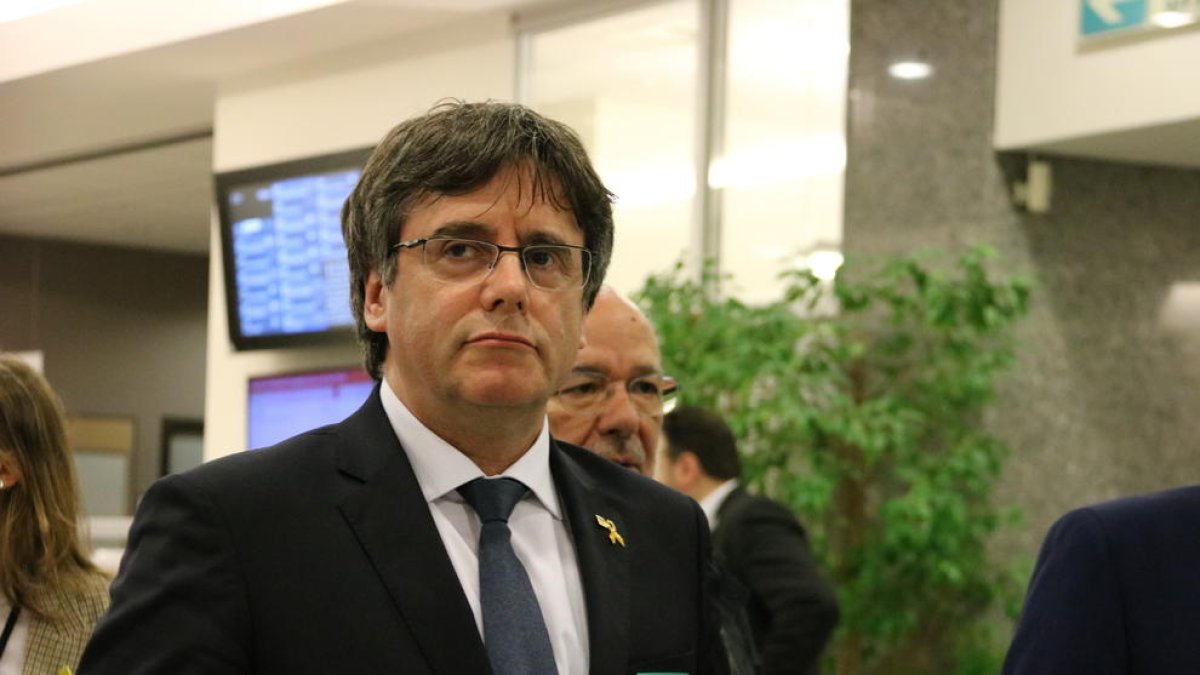 Puigdemont apareix per sorpresa a l'Eurocambra per inaugurar una exposició sobre el català