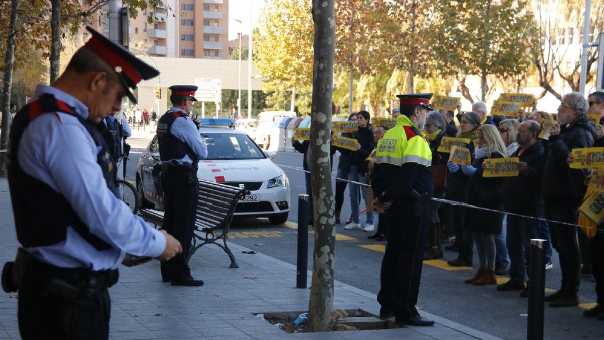'Silencio....' protesta ante los Mossos de Tarragona por las cargas de Terrassa y Girona