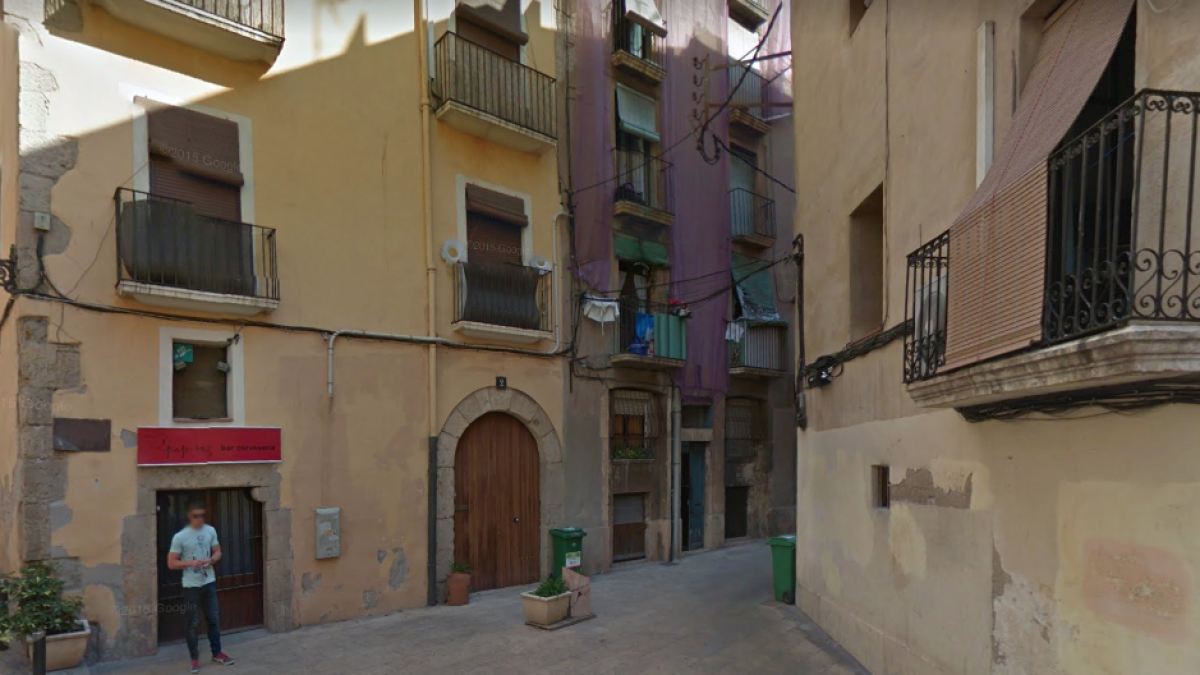 Seis personas desalojadas por el mal estado de las vigas de un edificio en la Part Alta