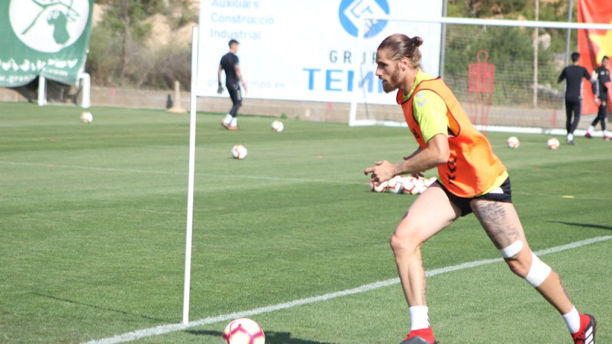Albentosa posa llum a la defensa del Nàstic