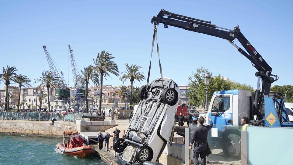 Treuen de l'aigua el vehicle llançat al mar per les Escales Reials