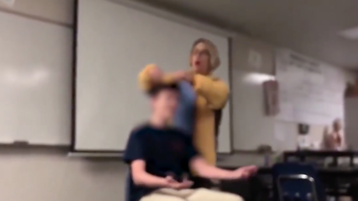 En la prisión una profesora para cortarle el pelo a un alumno