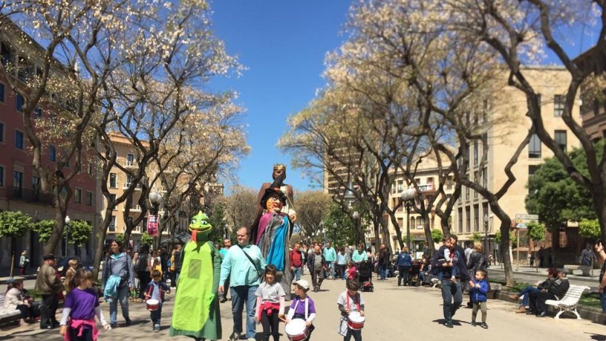 El Grupo Portadora de Gigantes Dominiques celebra su décimo aniversario|cumpleaños con un encuentro portadora de gigantes