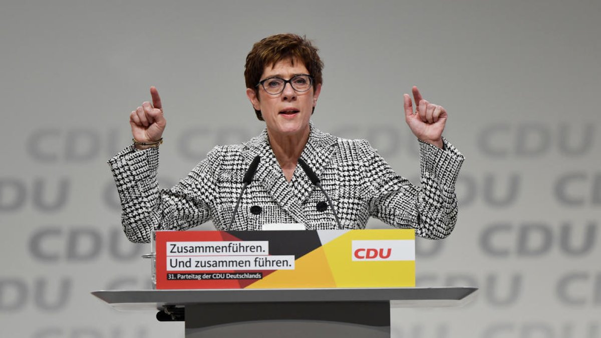 Annegret Kramp-Karrenbauer substitueix Merkel al capdavant de la CDU