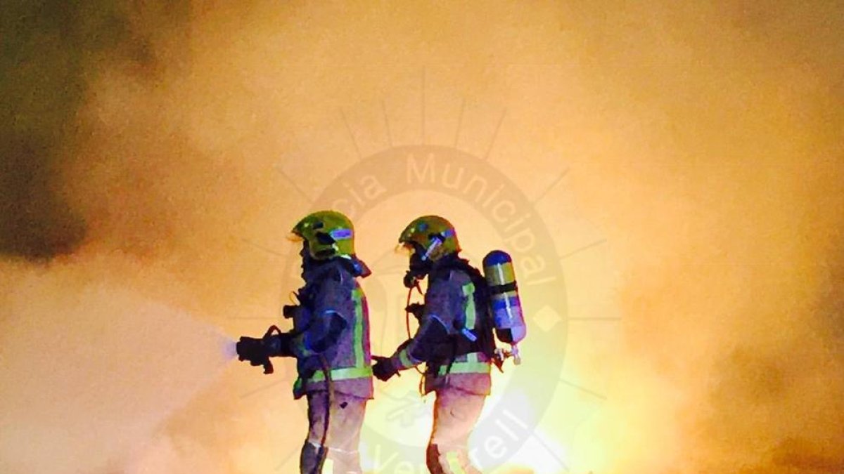 Cremen quatre contenidors i un turisme al Vendrell