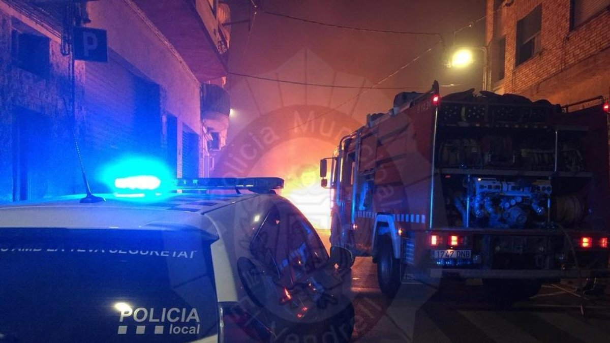 Queman cuatro contenedores y un turismo en el Vendrell
