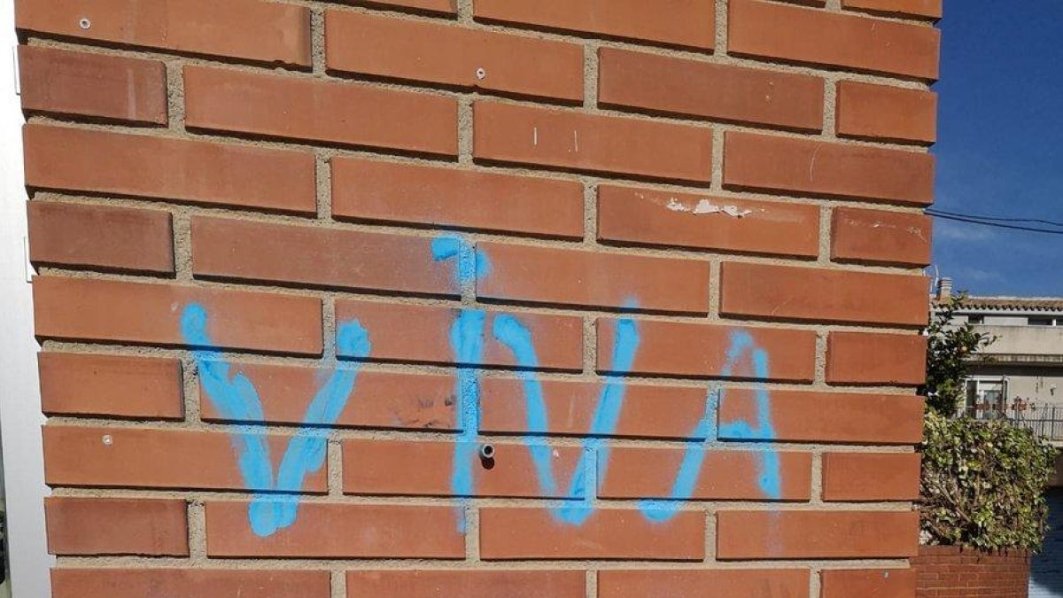 Apareixen pintades feixistes a la façana La Casa de Cultura de Llorenç