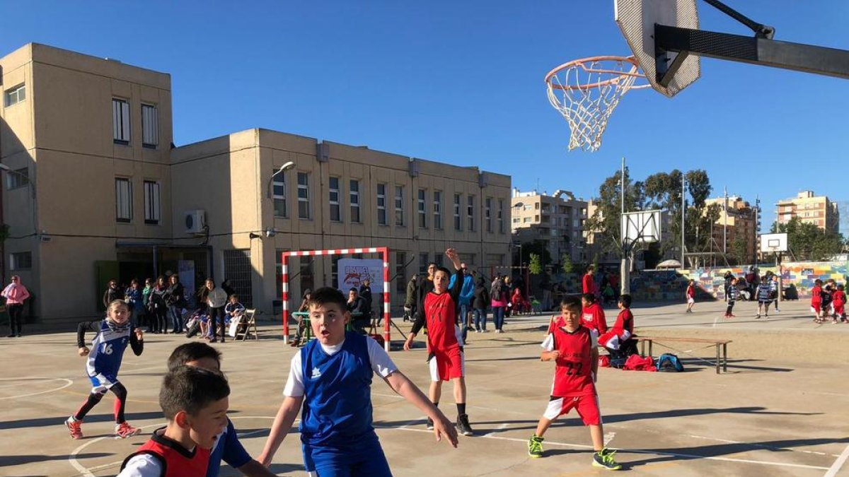 Centenars de nens juguen a les Jornades de Bàsquet del Joan Rebull