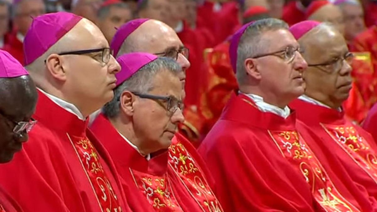 Joan Planellas rep el pal·li de mans del Papa Francesc