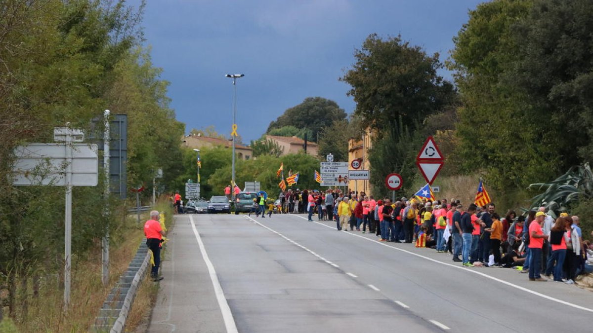 Cerca de 15.000 personas participan en la cadena humana desde Sant Julià de Ramis hasta Aiguaviva para conmemorar el 1-O