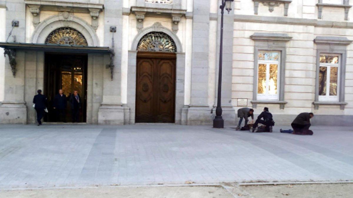 Milutantes de Arran intentan pintar la fachada del Tribunal Supremo en Madrid