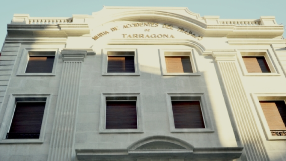 Activa Mútua recupera la façana del seu edifici històric d'Estanislau Figueras
