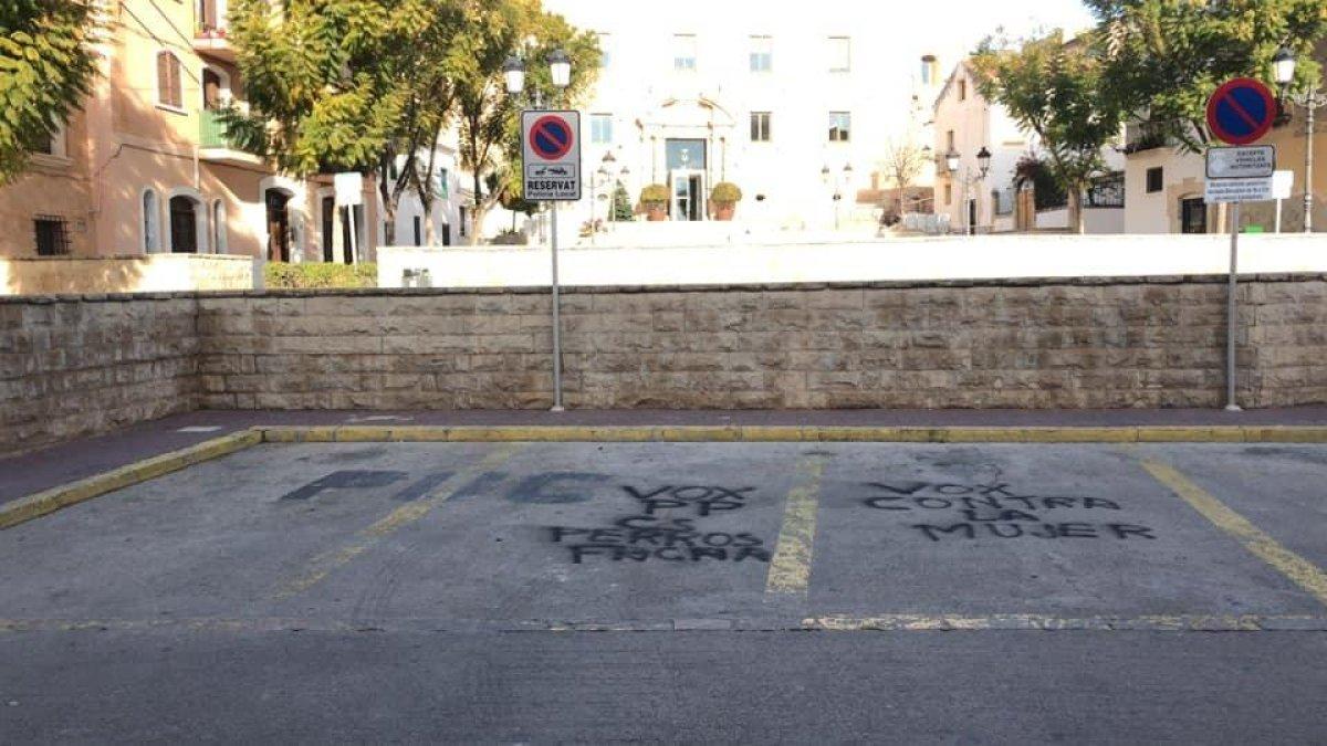 Torredembarra se despierta con pintadas en contra de Vox, Cs y PP