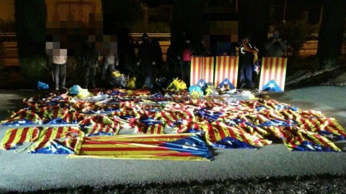 Resistencia Alta Tabarnia se vanagloria de la retirada de esteladas y de lazos en un tótem publicitario de Tarragona