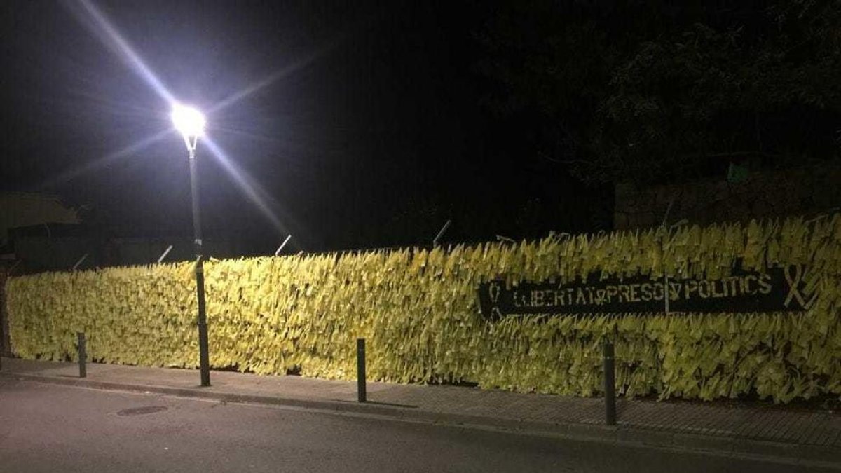 Intenten cremar de matinada una tanca de llaços grocs al centre de Flix
