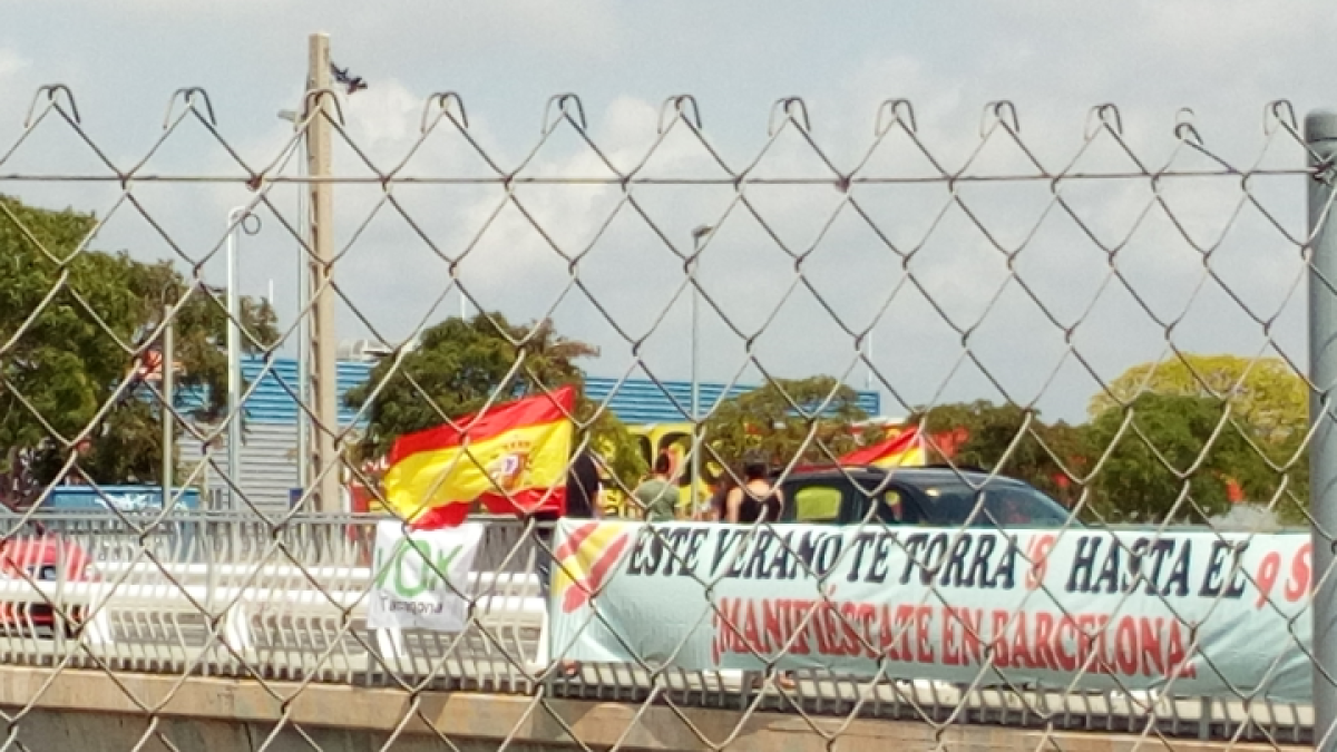 Vox penja una pancarta al pont de les Gavarres convidant a participar a la manifestació del 9-S