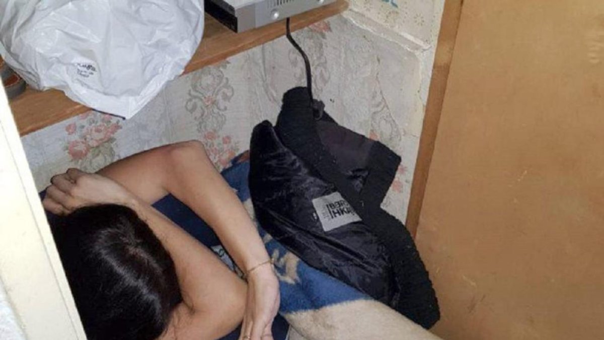 Detingut per agredir a la seva parella i tancar-la en un armari