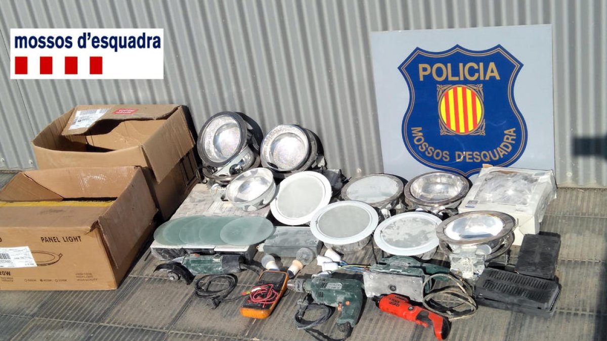 Detenidos tres hombres por robar herramientas y material eléctrico en una vivienda de Tortosa