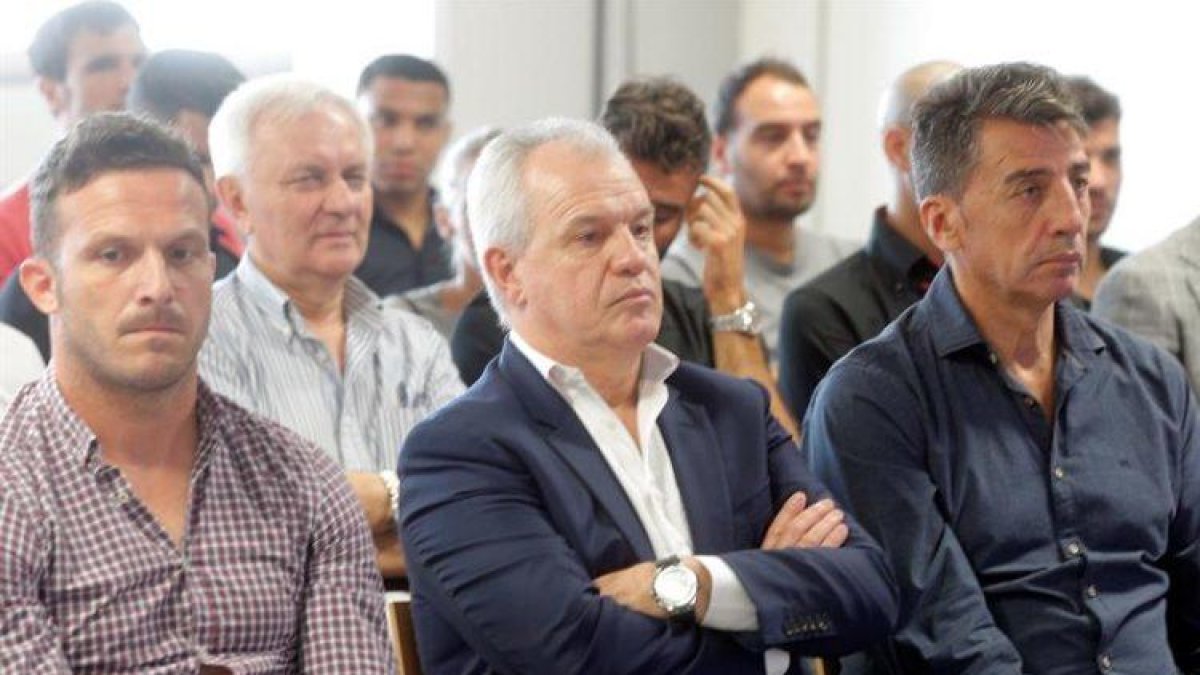 La plantilla del Zaragoza 2010-11 niega primas especiales del club por la permanencia
