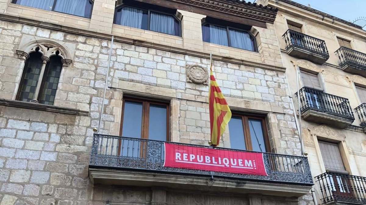 Vuelven a colgar la pancarta «republicamos» en el Ayuntamiento de Montblanc