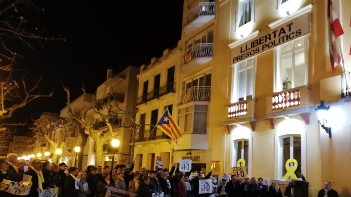 Fiscalia investiga al alcalde de Blanes para gastar 332,35 euros para instalar una pancarta de los presos políticos