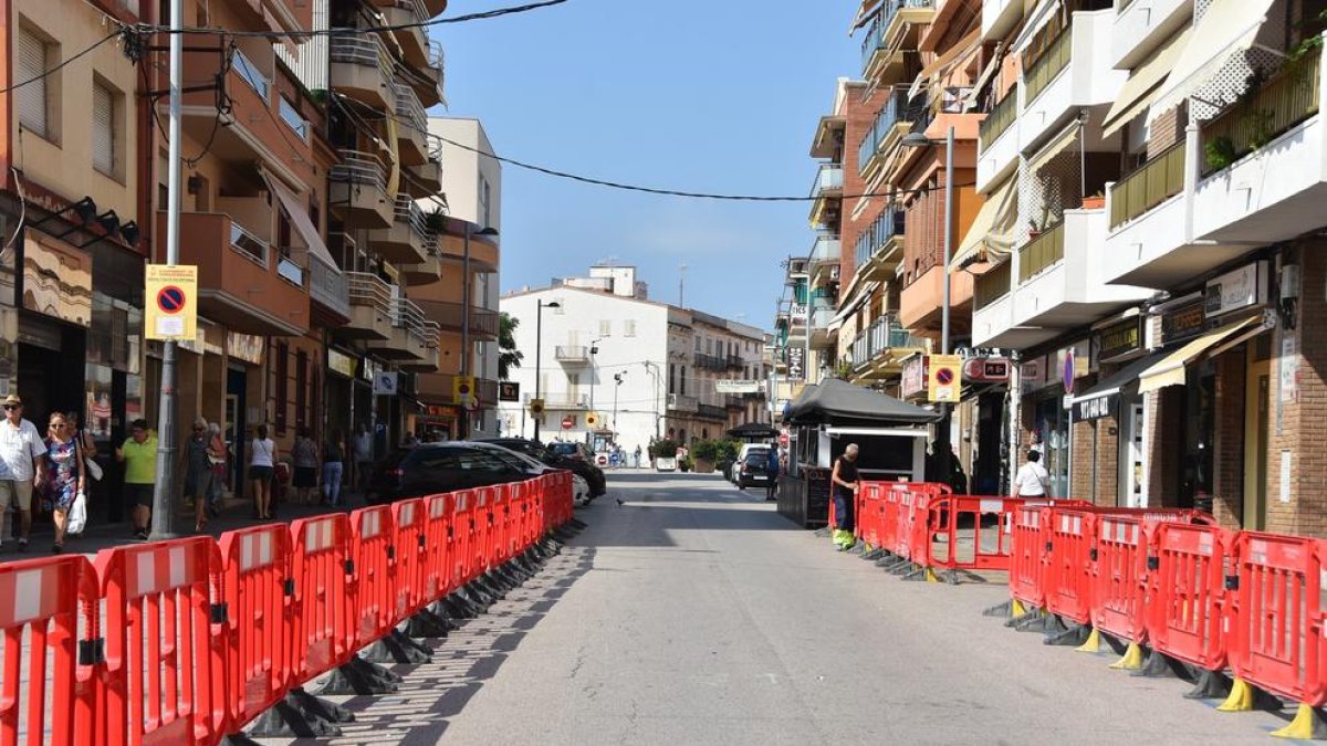 Detingut per llençar una cinquantena de tanques a la via pública i amenaçar als vianants