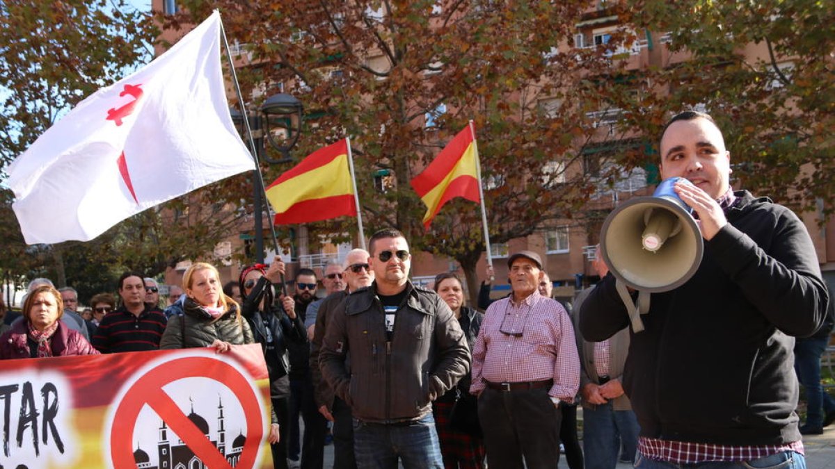 Un centenar de persones es concentren contra la Mesquita de Sant Pere i Sant Pau