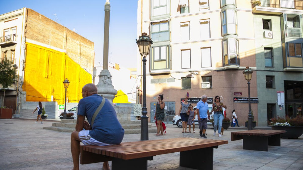 La plaça de la Sang de Reus incorpora més mobiliari i guanyarà arbres