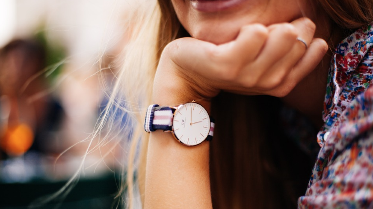 Le amputan dicho pulgar para morderse las uñas durante años