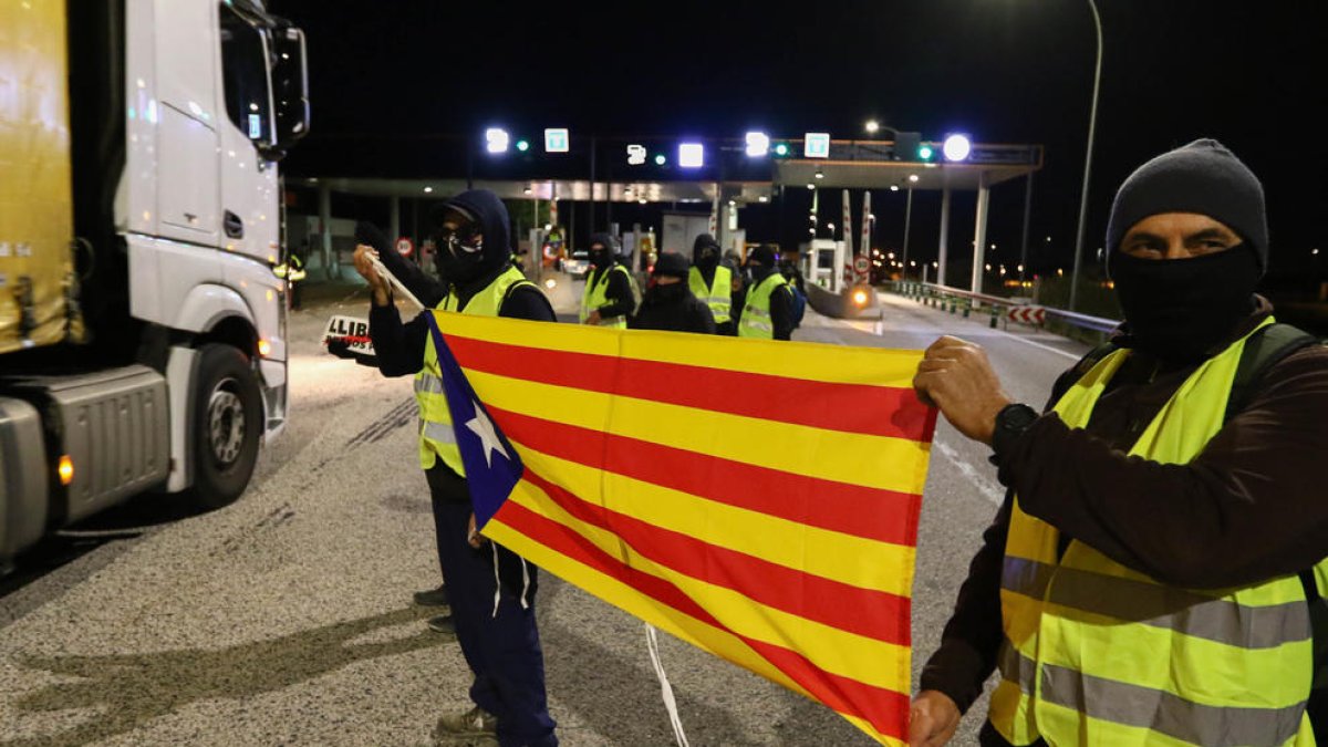 Els CDR es retiren dels peatges on han aixecat barreres