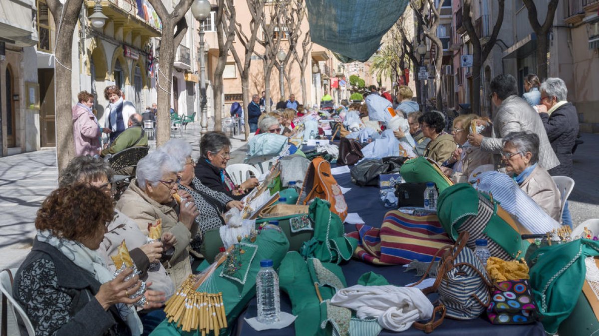 Un centenar de participantes en la Trobada de Puntaires de Constantí