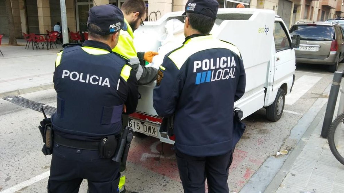 El Vendrell multará a varios vecinos por tirar basura fuera de los contenedores
