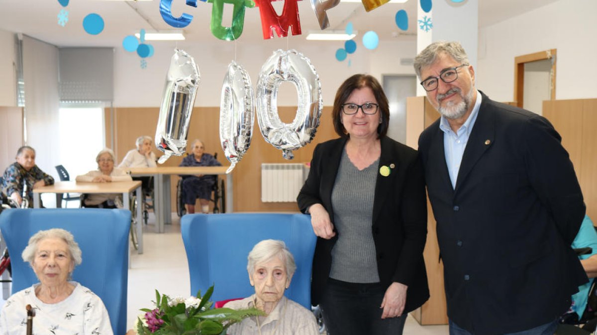 L'alcaldessa, Camí Mendoza, i el regidor de Benestar Social, han felicitat a Pilar Alayeto.