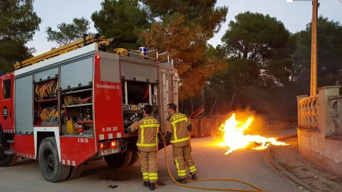 Crema un contenidor a Cabra del Camp