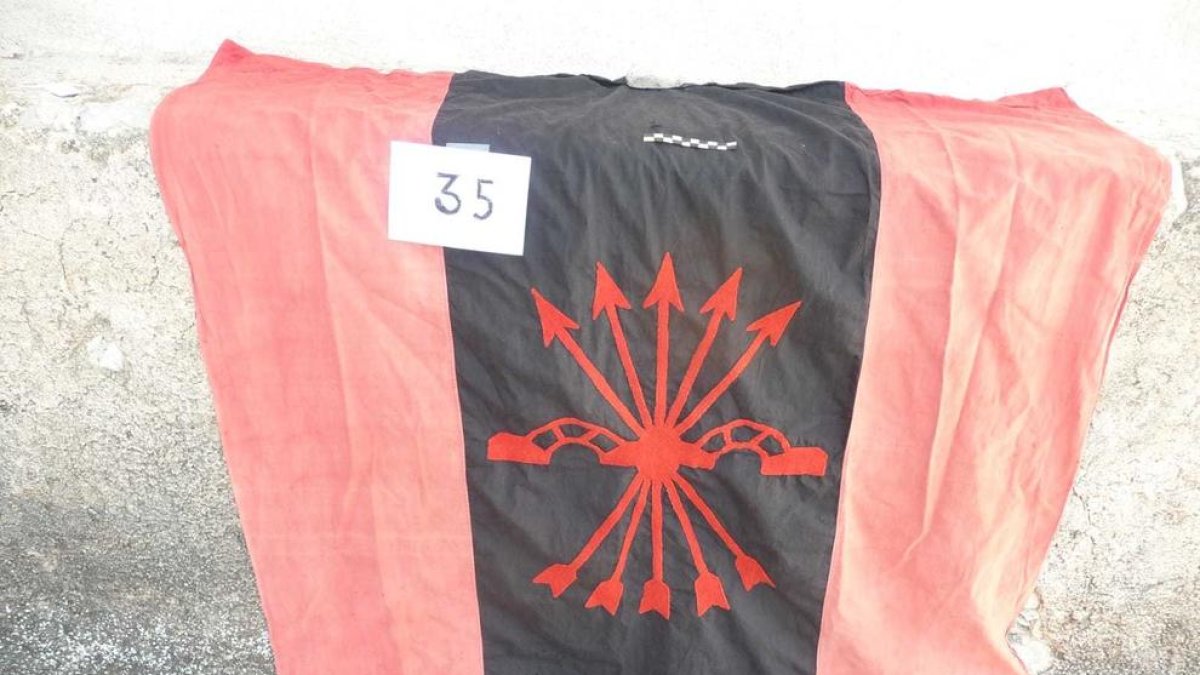 Roban dos cascos, una bandera de Falange y un banderín de la Legión Cóndor en la Sénia