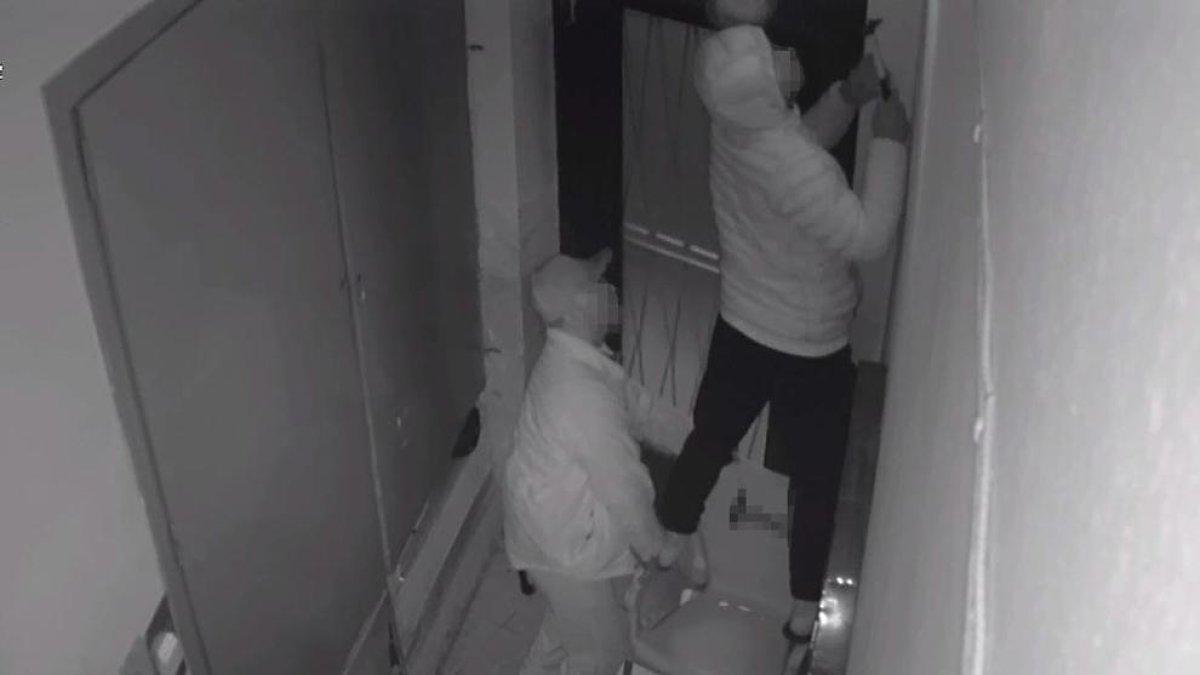 Detienen a tres hombres en Reus por robar las cámaras de seguridad que les estaban grabando