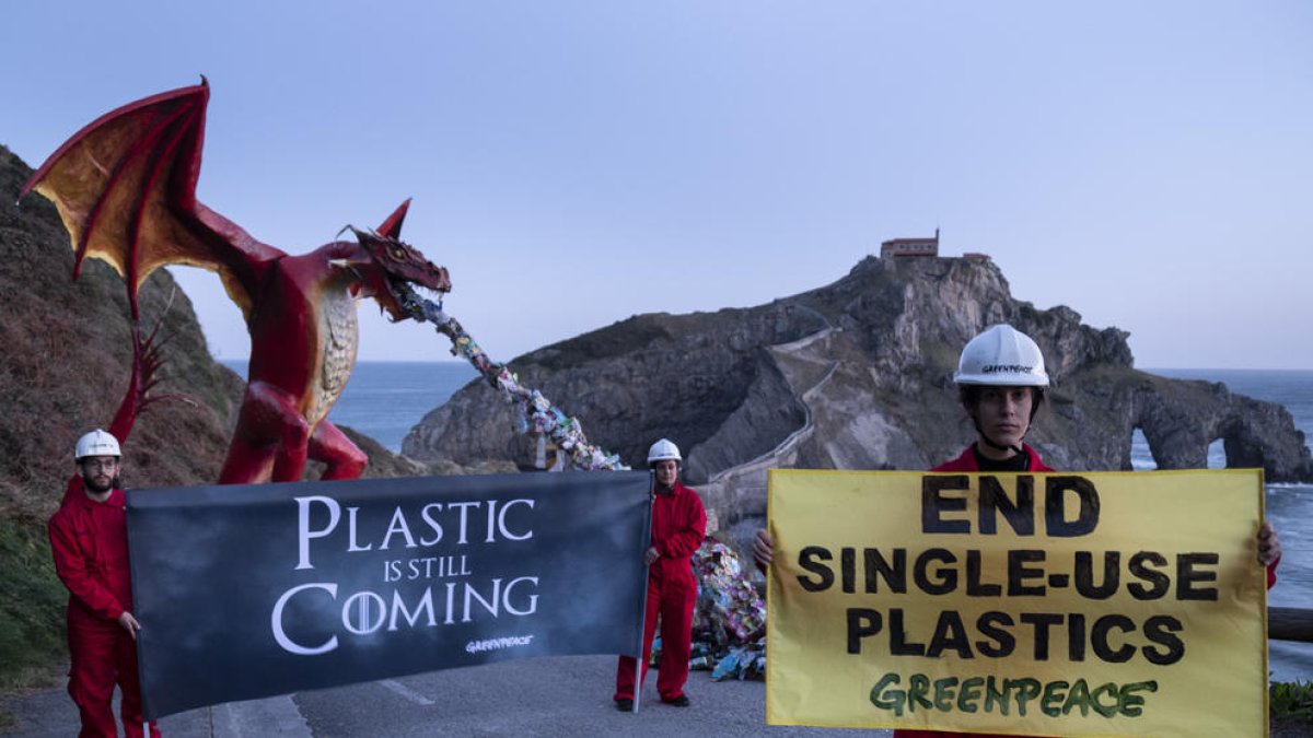Greenpeace emula a 'Juego de Tronos' con un dragón en Gaztelugatxe para denunciar los vertidos de plástico