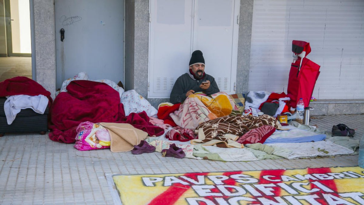 Les famílies acampades al carrer a Mas Iglesias abandonen en lloc