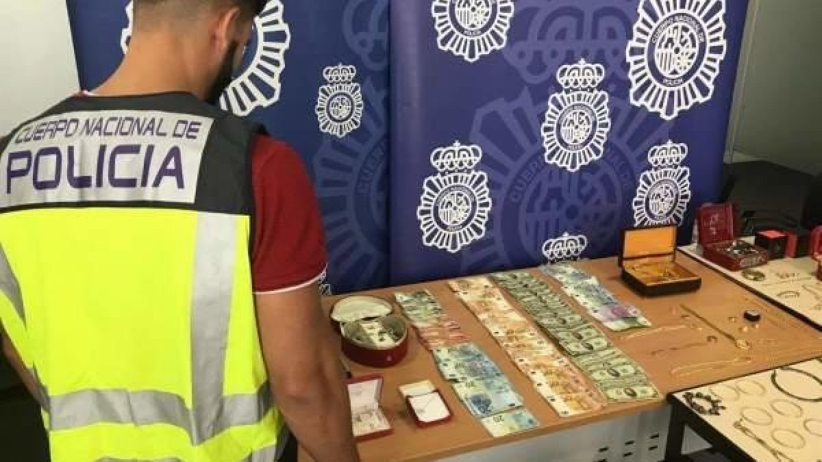 Tanquen al lavabo a una anciana i li roben els estalvis valorats en un milió d'euros