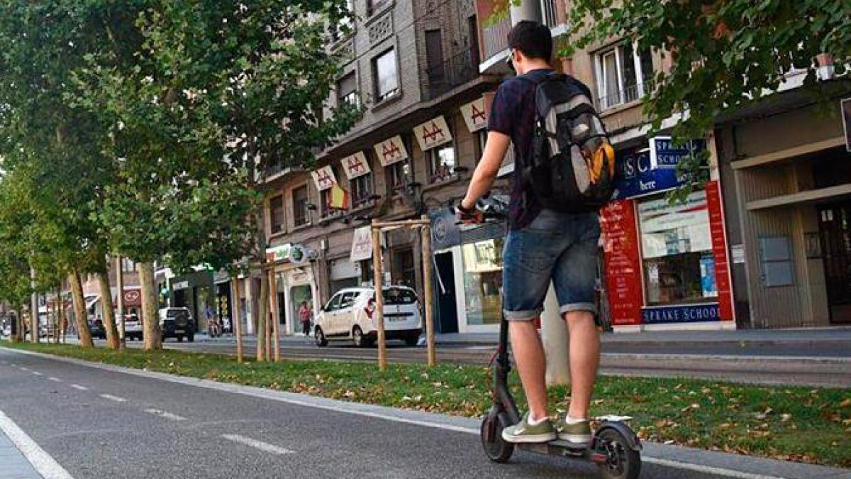 El conductor del patinete eléctrico del accidente de Esplugues es menor y estaría utilizando el móvil