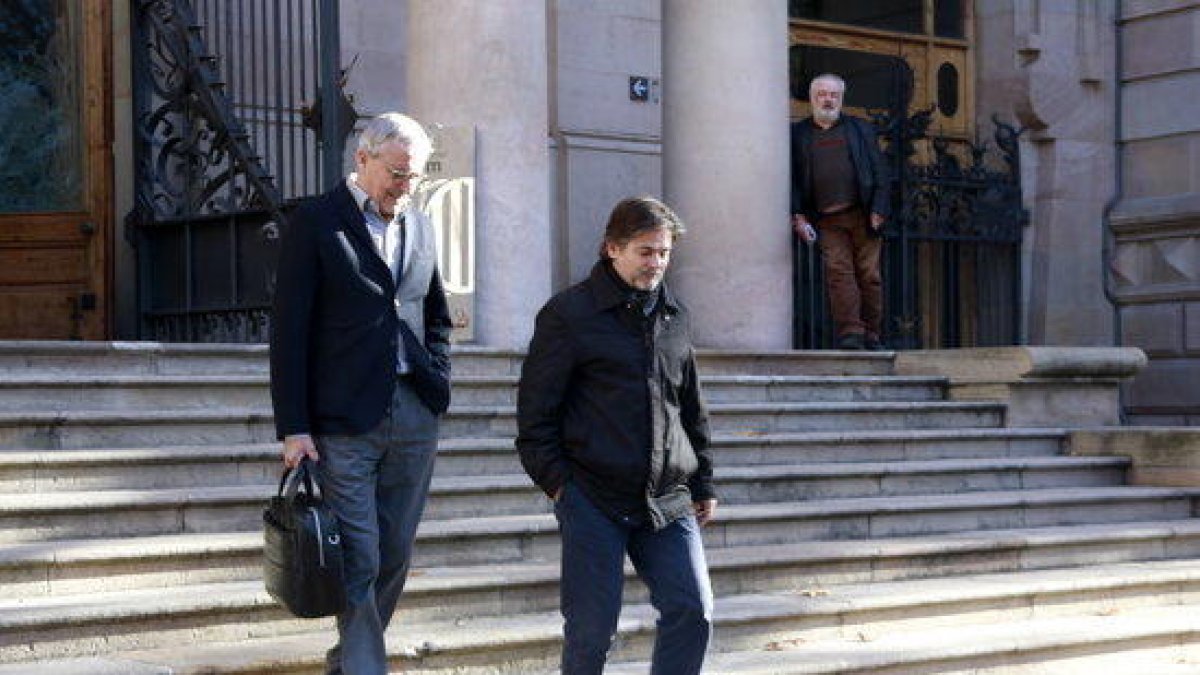 Oriol Pujol, acompanyat pel seu advocat, Xavier Melero, baixant l'escalinata del Palau de Justícia després de ser citat per l'Audiència de Barcelona per decidir sobre l'ingrés a presó per l'anomenat 'cas ITV'
