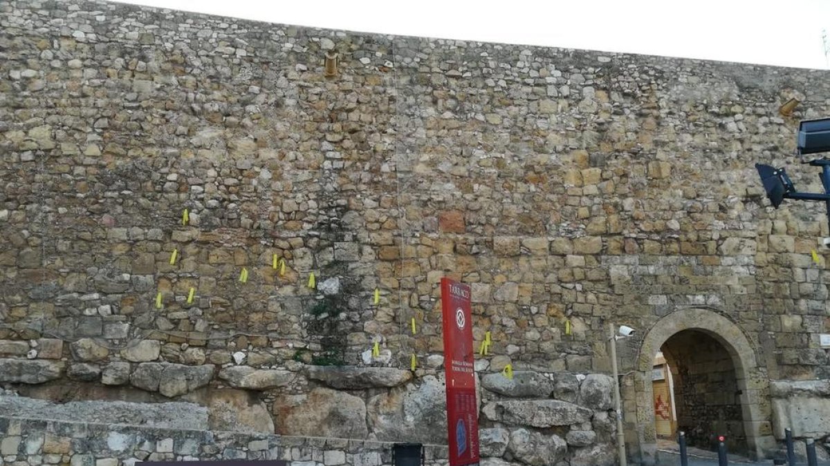 Els llaços grocs tornen a la muralla de Tarragona