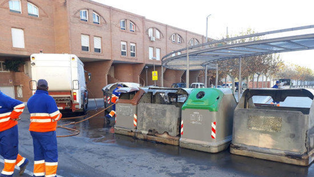 Tortosa es torna a llevar amb contenidors cremats