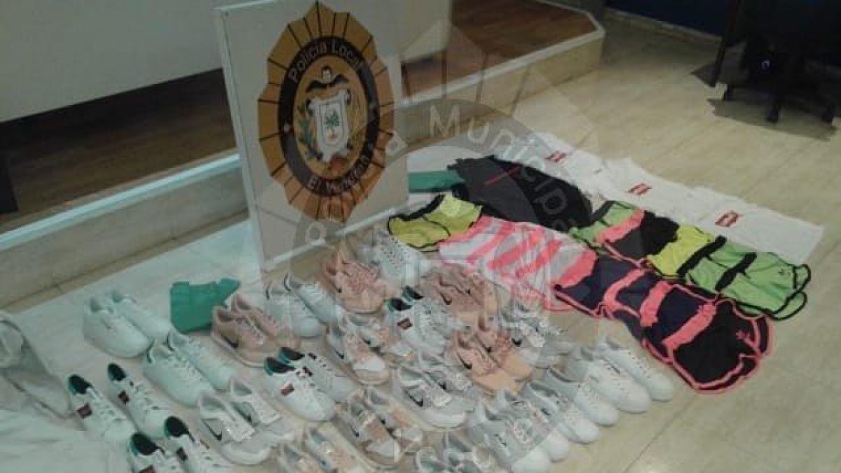 La Policia Local del Vendrell intervé 43 articles de roba esportiva al 'top manta'
