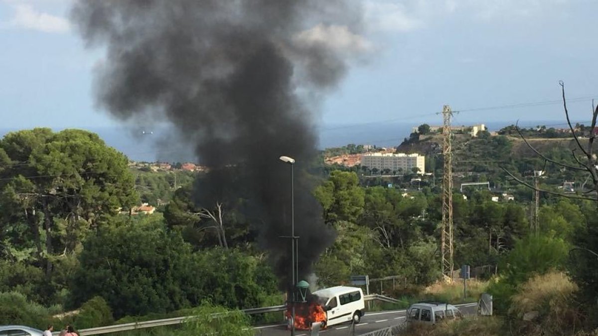 Crema una furgoneta a la carretera del Pont d'Armentera