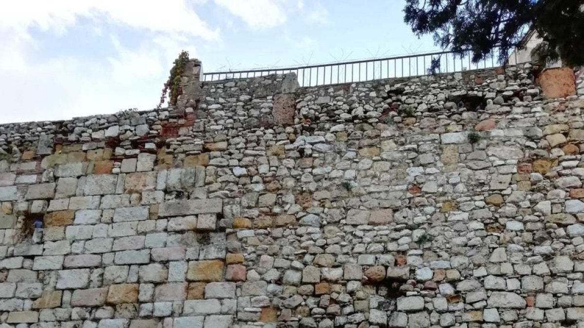 Un petit despreniment de pedres a la Muralla obliga a abalisar la zona